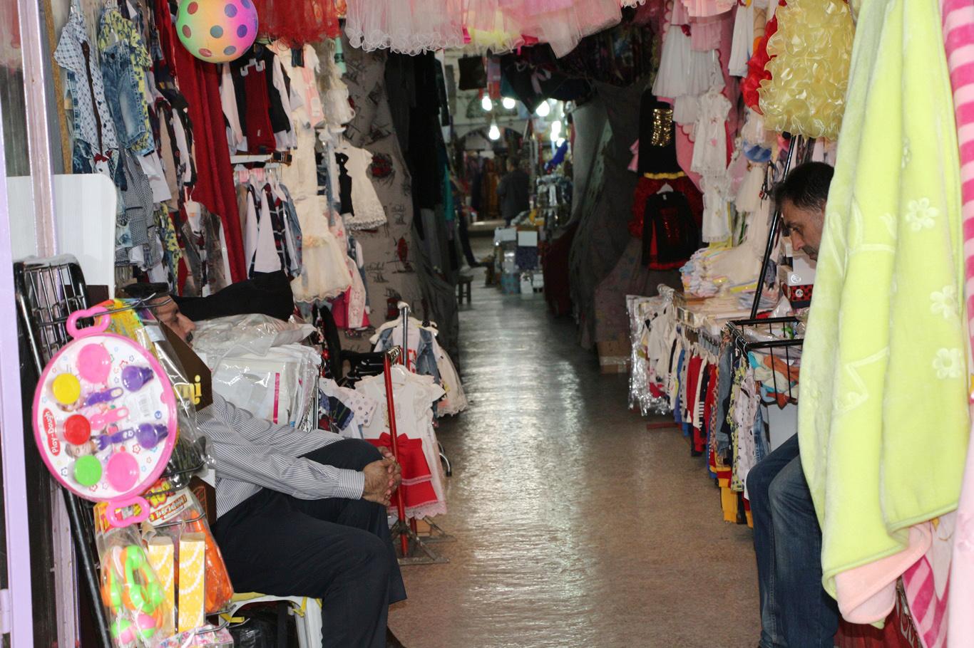 Mardin’in tarihi çarşılarında yaşanan Ramazan bereketi, uzun süredir durgunluk yaşayan esnafın yüzünü güldürdü.

